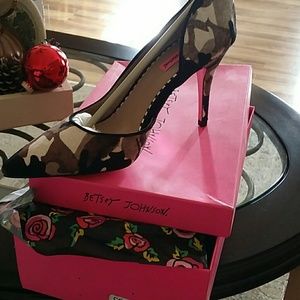 Betsey Johnson Camo Leather Pony Hair Pumps Neutral Tones